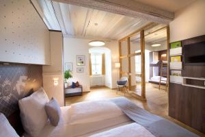 1 dormitorio con 1 cama grande en una habitación en JUFA Hotel Kronach – Festung Rosenberg, en Kronach