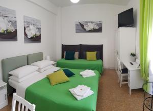 Postel nebo postele na pokoji v ubytování Rose Antiche Vatican B&B