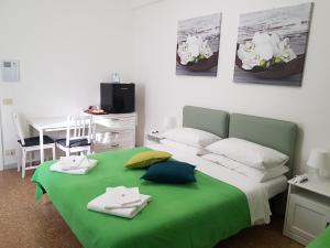 Postel nebo postele na pokoji v ubytování Rose Antiche Vatican B&B