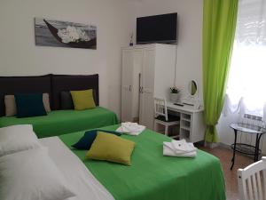 Postel nebo postele na pokoji v ubytování Rose Antiche Vatican B&B