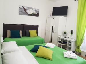 Postel nebo postele na pokoji v ubytování Rose Antiche Vatican B&B