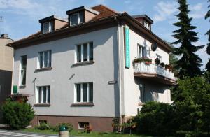 un edificio blanco con un balcón con flores. en Apartament MANSARDA, en Września