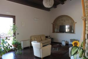 een woonkamer met een bank en een stoel bij Casale Margherita in Cammarata