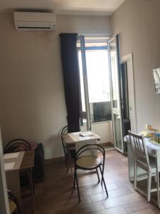 Bellorizzonte في نابولي: غرفة طعام مع طاولة وكراسي ونافذة