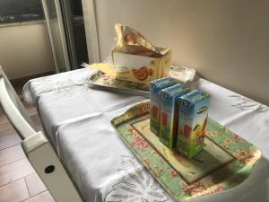 un tavolo con una busta di cibo e una scatola sopra di Bellorizzonte a Napoli