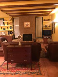 Una sala de estar con una mesa y un televisor. en LA DEVESA, en Azanúy