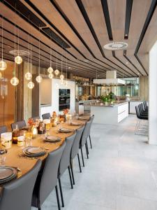 ein Esszimmer mit einem langen Tisch und Stühlen in der Unterkunft Sanadome Hotel & Spa Nijmegen in Nijmegen
