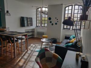 sala de estar con sofá y mesa en Appmt Cosy 2 pièces - Haut Standing en Bayonne