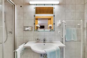Koupelna v ubytování Hotel Ehrenreich + 37 fotografií