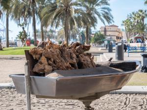 stos kamieni w pojemniku na plaży w obiekcie PREMIUM BEACH DESIGN - La Malagueta w Maladze