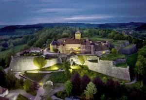 uma vista aérea de um castelo à noite em JUFA Hotel Kronach – Festung Rosenberg em Kronach