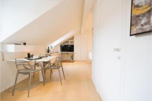 uma cozinha e sala de jantar com mesa e cadeiras em Smartflats - Luxembourg em Luxemburgo