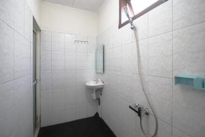 Koupelna v ubytování OYO 1547 Wisma Ray Syariah