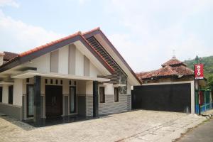a house with a gate in front of it at OYO 1547 Wisma Ray Syariah in Lampung