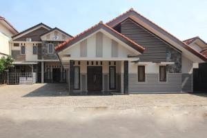 ein Haus, das auf einer Einfahrt liegt in der Unterkunft OYO 1547 Wisma Ray Syariah in Lampung