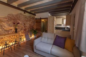 uma sala de estar com um sofá e uma mesa em Domus Lapidis - El Taller em Bogarra