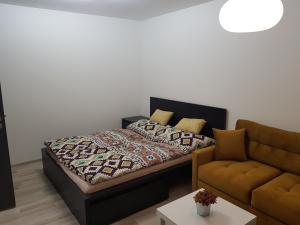 ein Schlafzimmer mit einem Bett und einem Sofa in der Unterkunft 1+1 Znojmo in Znojmo