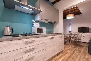 A kitchen or kitchenette at Dorsoduro Suite 1241 by Wonderful Italy