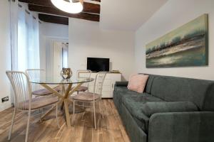 A seating area at Dorsoduro Suite 1241 by Wonderful Italy