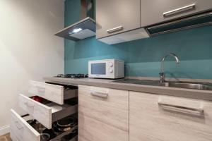 A kitchen or kitchenette at Dorsoduro Suite 1241 by Wonderful Italy