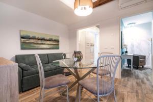 A seating area at Dorsoduro Suite 1241 by Wonderful Italy