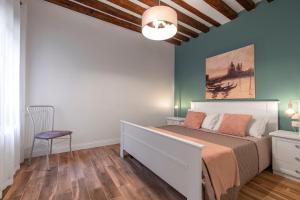 A bed or beds in a room at Dorsoduro Suite 1241 by Wonderful Italy