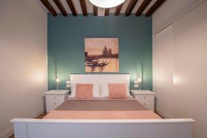A bed or beds in a room at Dorsoduro Suite 1241 by Wonderful Italy