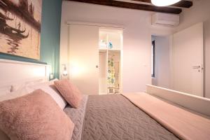A bed or beds in a room at Dorsoduro Suite 1241 by Wonderful Italy