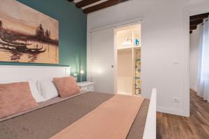 A bed or beds in a room at Dorsoduro Suite 1241 by Wonderful Italy