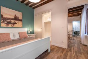 A bed or beds in a room at Dorsoduro Suite 1241 by Wonderful Italy