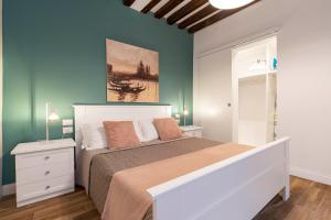 A bed or beds in a room at Dorsoduro Suite 1241 by Wonderful Italy