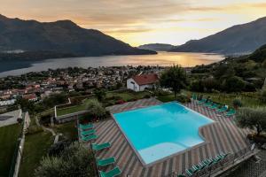- une vue aérienne sur un complexe avec une grande piscine dans l'établissement La Collina degli Ulivi, à Vercana