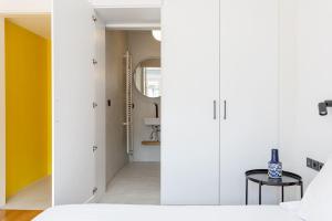 A bed or beds in a room at Luxury Penthouse on Akadimias with 2 Bed & 2 Bath