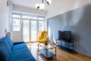 A television and/or entertainment centre at Luxury Penthouse on Akadimias with 2 Bed & 2 Bath