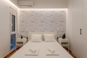 A bed or beds in a room at Luxury Penthouse on Akadimias with 2 Bed & 2 Bath