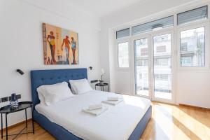 A bed or beds in a room at Luxury Penthouse on Akadimias with 2 Bed & 2 Bath