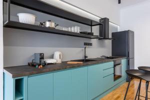 A kitchen or kitchenette at Luxury Penthouse on Akadimias with 2 Bed & 2 Bath