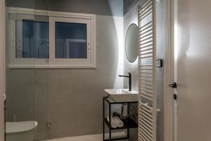 A bathroom at Luxury Penthouse on Akadimias with 2 Bed & 2 Bath