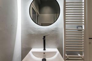 A bathroom at Luxury Penthouse on Akadimias with 2 Bed & 2 Bath