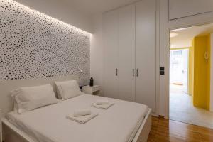 A bed or beds in a room at Luxury Penthouse on Akadimias with 2 Bed & 2 Bath