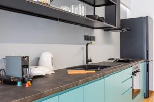 A kitchen or kitchenette at Luxury Penthouse on Akadimias with 2 Bed & 2 Bath