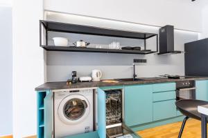 A kitchen or kitchenette at Luxury Penthouse on Akadimias with 2 Bed & 2 Bath