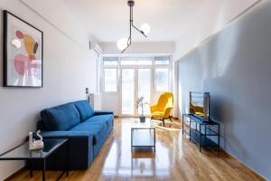 A seating area at Luxury Penthouse on Akadimias with 2 Bed & 2 Bath