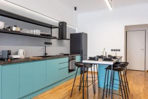 A kitchen or kitchenette at Luxury Penthouse on Akadimias with 2 Bed & 2 Bath