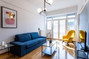 A seating area at Luxury Penthouse on Akadimias with 2 Bed & 2 Bath