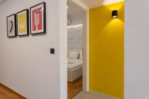 A bed or beds in a room at Luxury Penthouse on Akadimias with 2 Bed & 2 Bath