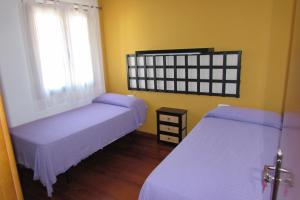 - une chambre avec 2 lits et une fenêtre dans l'établissement CASA ANE, à Biescas