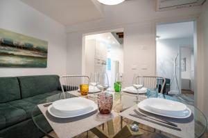 A seating area at Dorsoduro Suite 1241 by Wonderful Italy