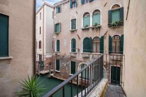 A balcony or terrace at Dorsoduro Suite 1241 by Wonderful Italy