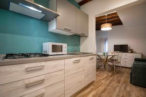A kitchen or kitchenette at Dorsoduro Suite 1241 by Wonderful Italy